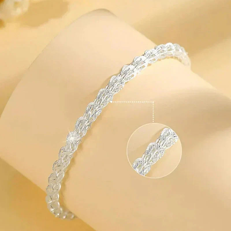 "Elegant justerbart Phoenix armband i guld/silver med unikt fjädermotiv, perfekt kvinnligt smycke för alla tillfällen."