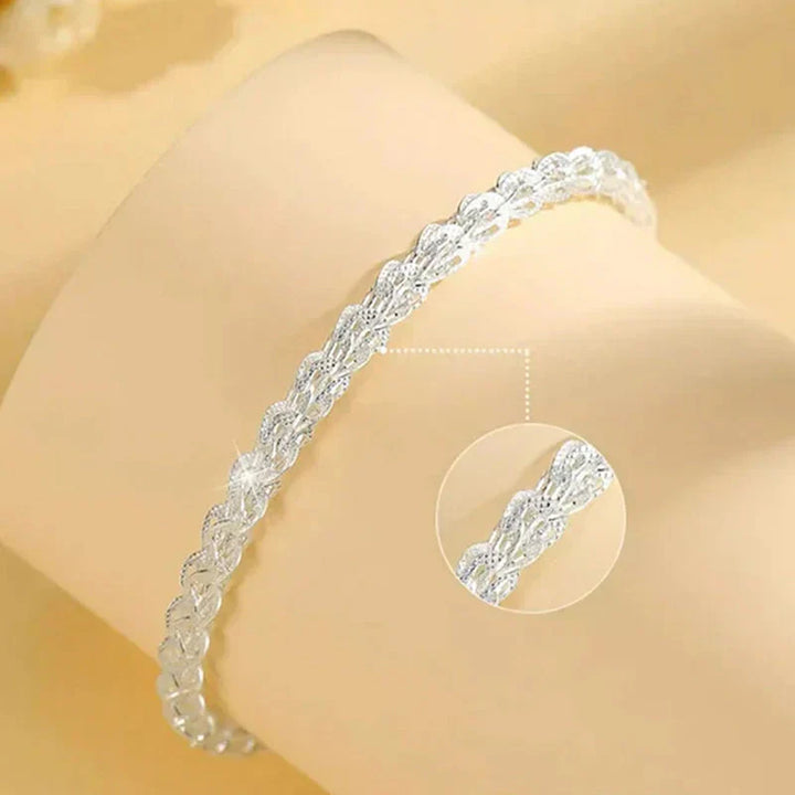 "Elegant justerbart Phoenix armband i guld/silver med unikt fjädermotiv, perfekt kvinnligt smycke för alla tillfällen."