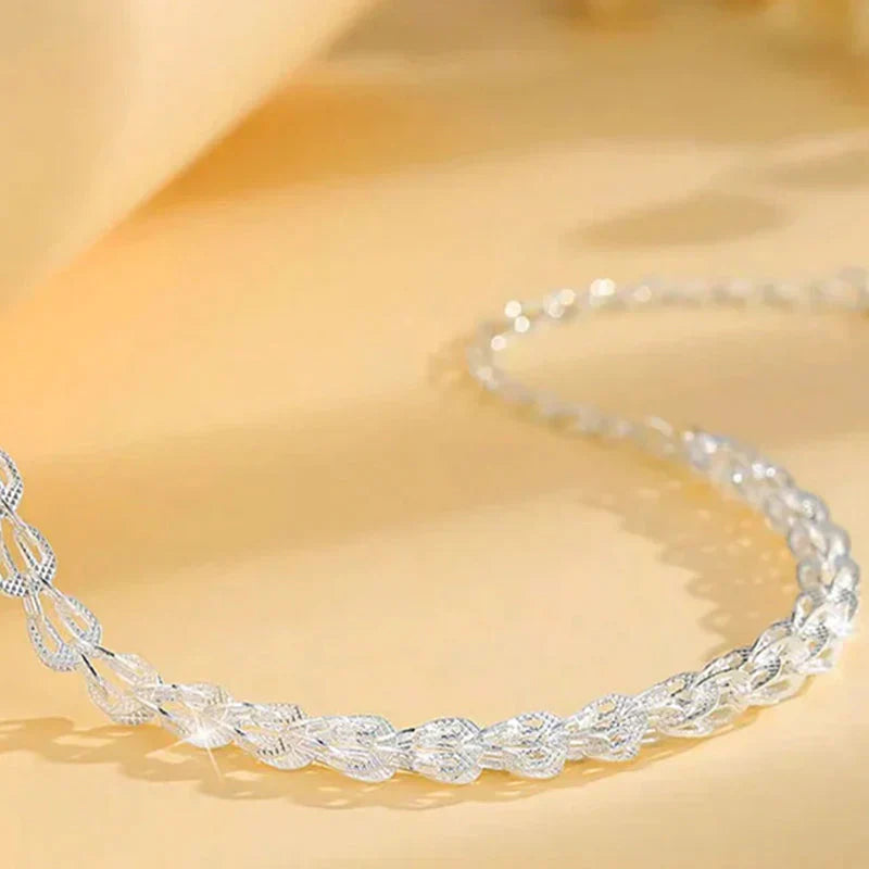 "Elegant justerbart Phoenix armband i guld/silver med unikt fjädermotiv, perfekt kvinnligt smycke för alla tillfällen."