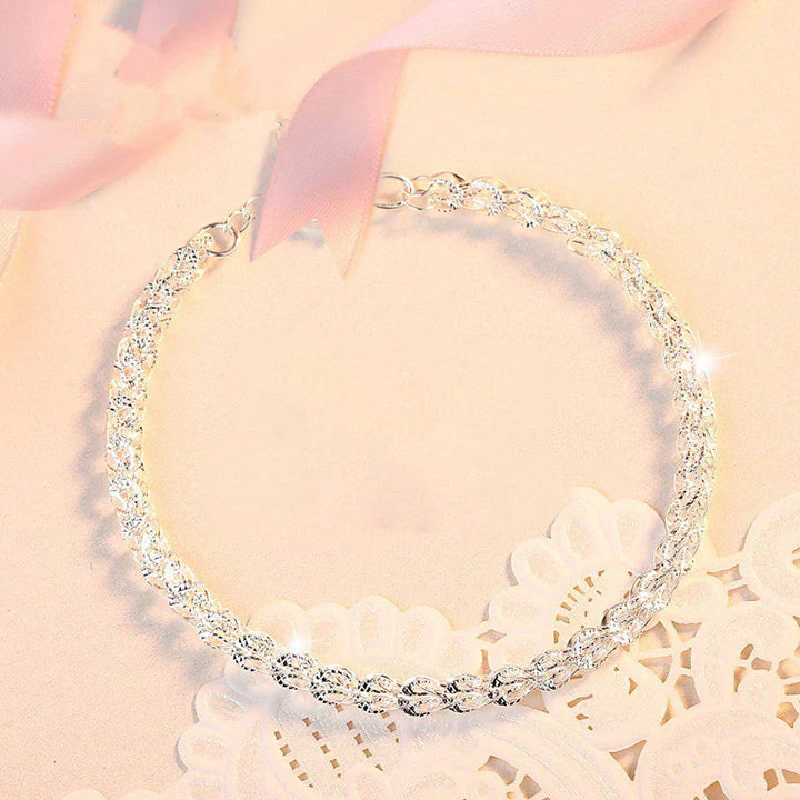 "Elegant justerbart Phoenix armband i guld/silver med unikt fjädermotiv, perfekt kvinnligt smycke för alla tillfällen."