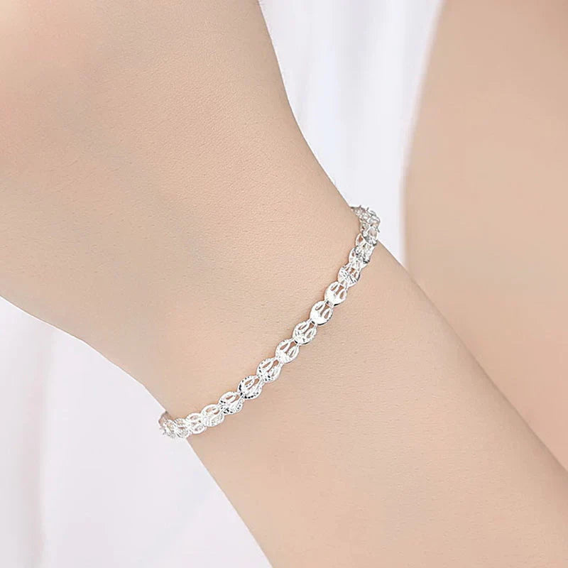 "Elegant justerbart Phoenix armband i guld/silver med unikt fjädermotiv, perfekt kvinnligt smycke för alla tillfällen."