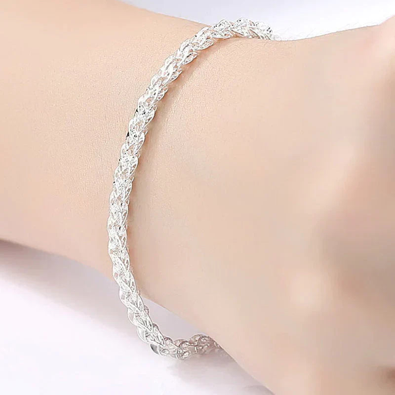 "Elegant justerbart Phoenix armband i guld/silver med unikt fjädermotiv, perfekt kvinnligt smycke för alla tillfällen."