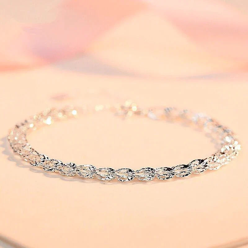 "Elegant justerbart Phoenix armband i guld/silver med unikt fjädermotiv, perfekt kvinnligt smycke för alla tillfällen."