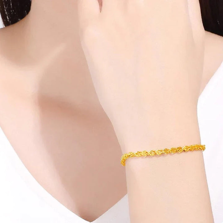 "Elegant justerbart Phoenix armband i guld/silver med unikt fjädermotiv, perfekt kvinnligt smycke för alla tillfällen."