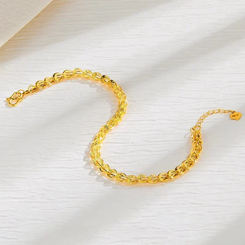 "Elegant justerbart Phoenix armband i guld/silver med unikt fjädermotiv, perfekt kvinnligt smycke för alla tillfällen."