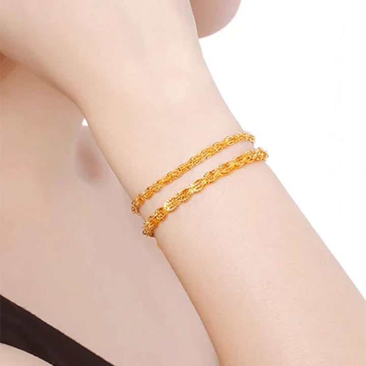 "Elegant justerbart Phoenix armband i guld/silver med unikt fjädermotiv, perfekt kvinnligt smycke för alla tillfällen."