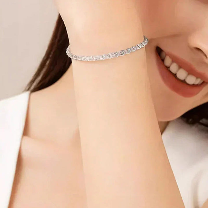 "Elegant justerbart Phoenix armband i guld/silver med unikt fjädermotiv, perfekt kvinnligt smycke för alla tillfällen."