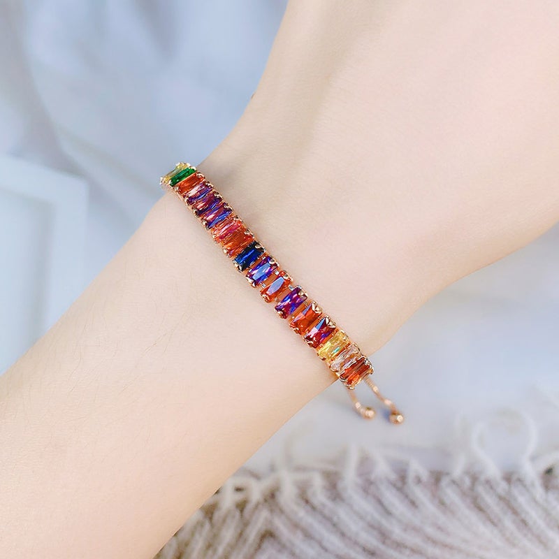 "Elegant justerbart zirkonarmband i rosguld/silver med glidspänne, flerfärgade zirkoner och boxkedja."