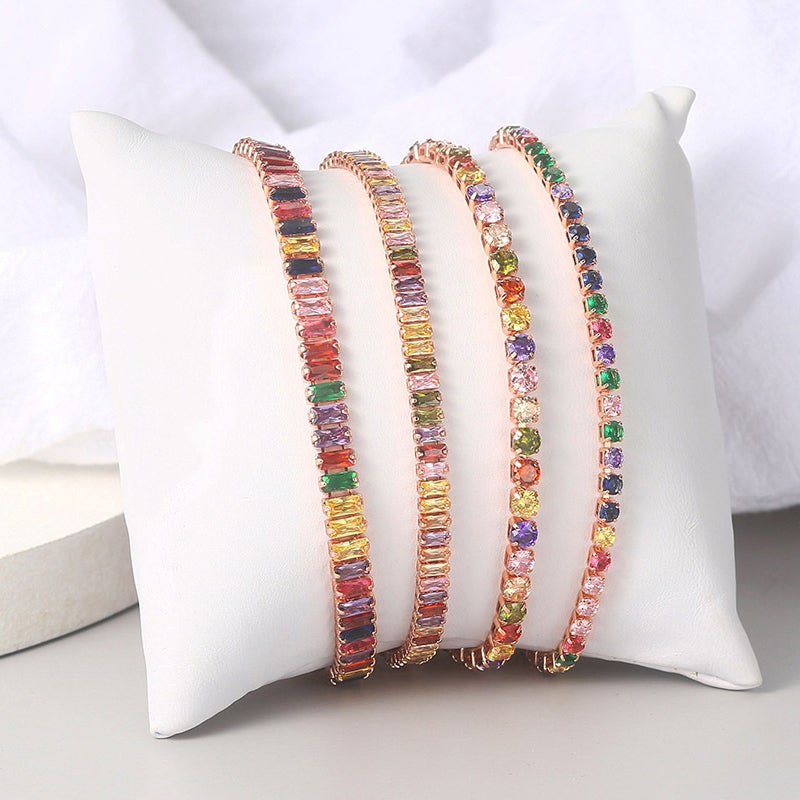 "Elegant justerbart zirkonarmband i rosguld/silver med glidspänne, flerfärgade zirkoner och boxkedja."