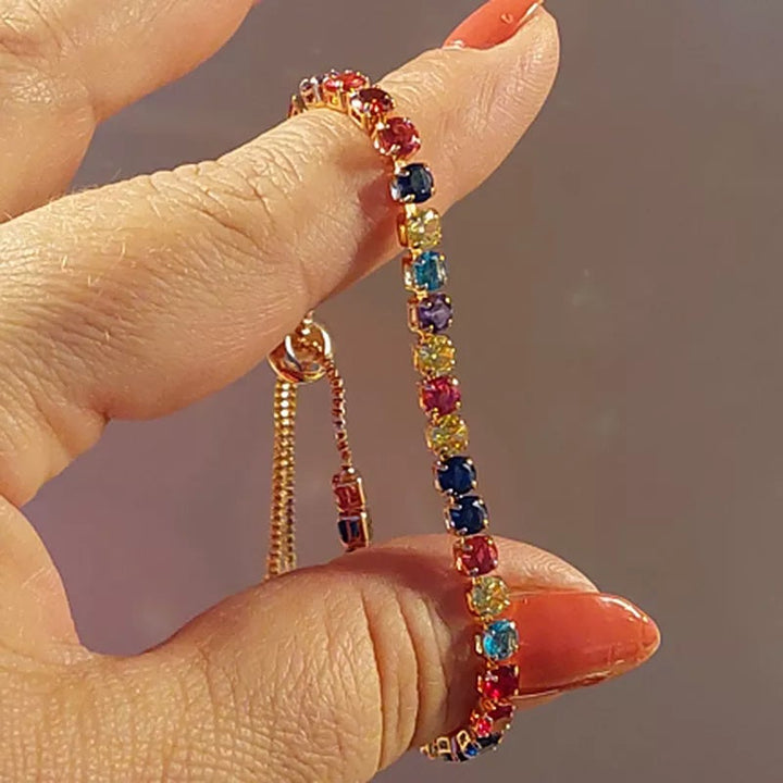"Elegant justerbart zirkonarmband i rosguld/silver med glidspänne, flerfärgade zirkoner och boxkedja."