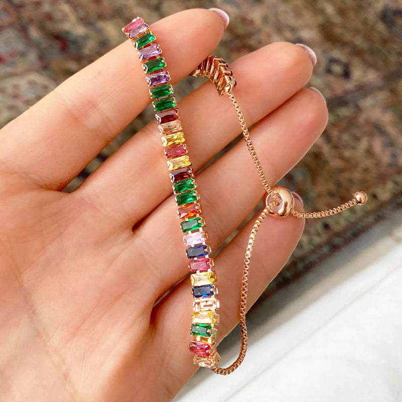 "Elegant justerbart zirkonarmband i rosguld/silver med glidspänne, flerfärgade zirkoner och boxkedja."