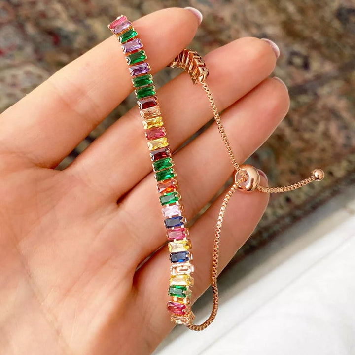 "Elegant justerbart zirkonarmband i rosguld/silver med glidspänne, flerfärgade zirkoner och boxkedja."