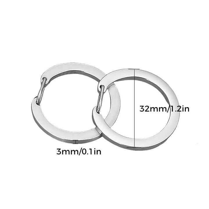 "Elegant karbinhake nyckelring i silver, rostfri metall; idealisk för mäns accessoarer, håller nycklar organiserade."