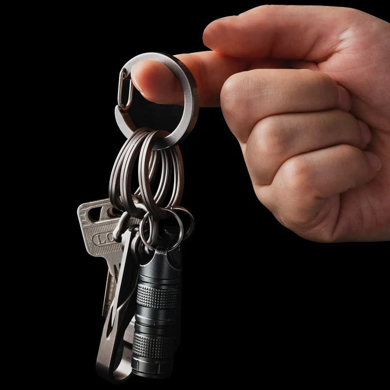 "Elegant karbinhake nyckelring i silver, rostfri metall; idealisk för mäns accessoarer, håller nycklar organiserade."