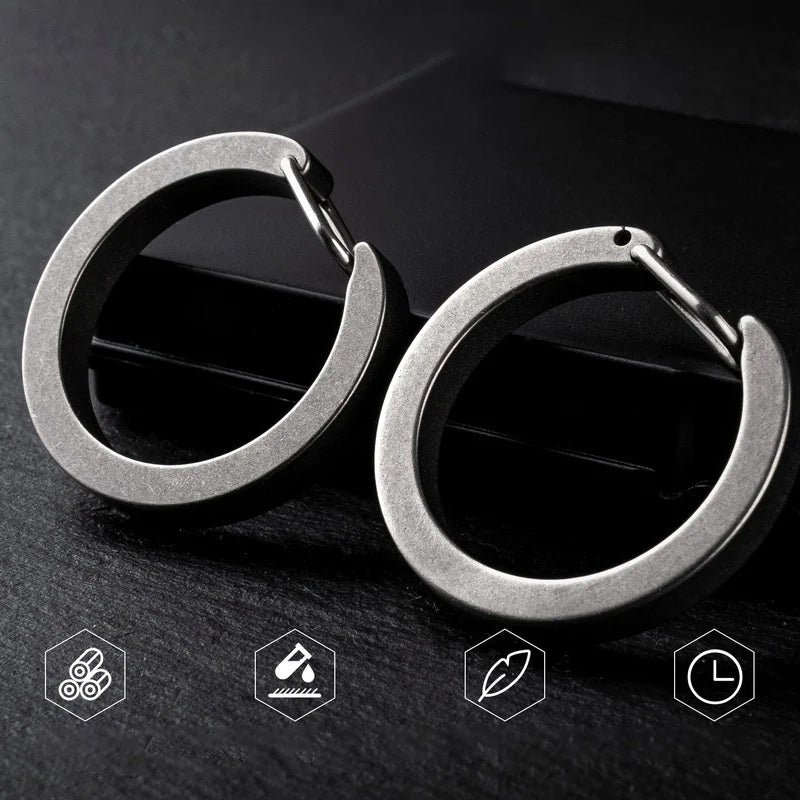 "Elegant karbinhake nyckelring i silver, rostfri metall; idealisk för mäns accessoarer, håller nycklar organiserade."