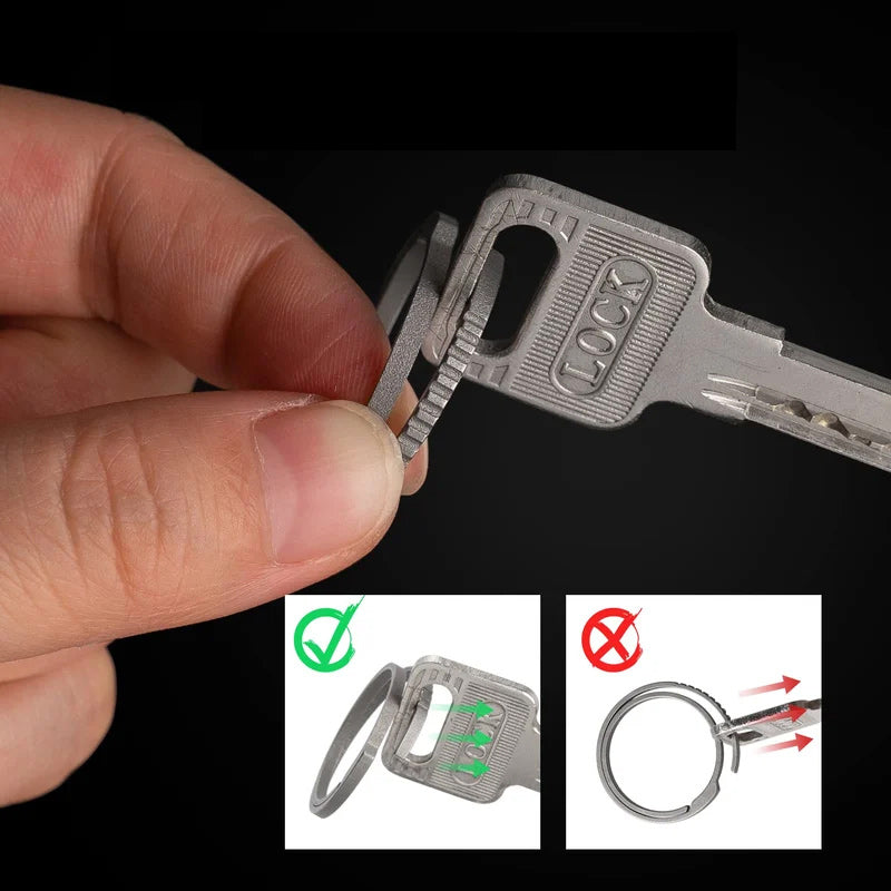 "Elegant karbinhake nyckelring i silver, rostfri metall; idealisk för mäns accessoarer, håller nycklar organiserade."