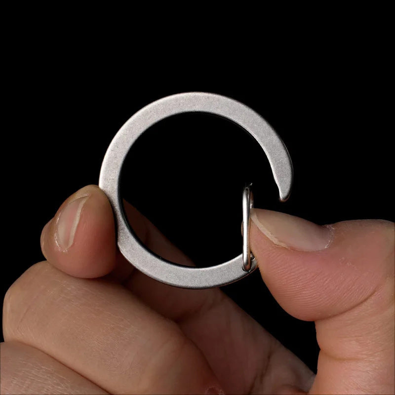 "Elegant karbinhake nyckelring i silver, rostfri metall; idealisk för mäns accessoarer, håller nycklar organiserade."