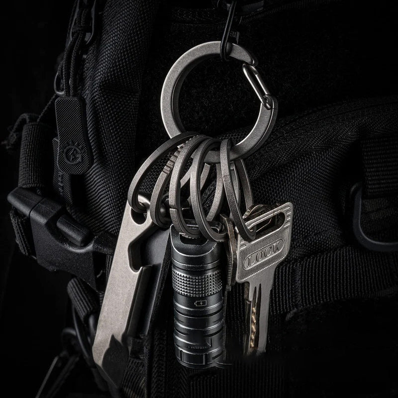 "Elegant karbinhake nyckelring i silver, rostfri metall; idealisk för mäns accessoarer, håller nycklar organiserade."