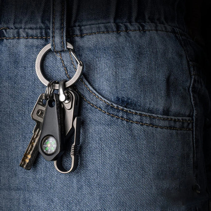 "Elegant karbinhake nyckelring i silver, rostfri metall; idealisk för mäns accessoarer, håller nycklar organiserade."