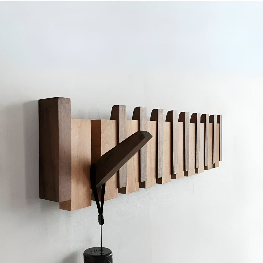 Snygg träklädhängare i svart pianodesign. Elegant och praktisk kroklist för modern inredning i hallen.