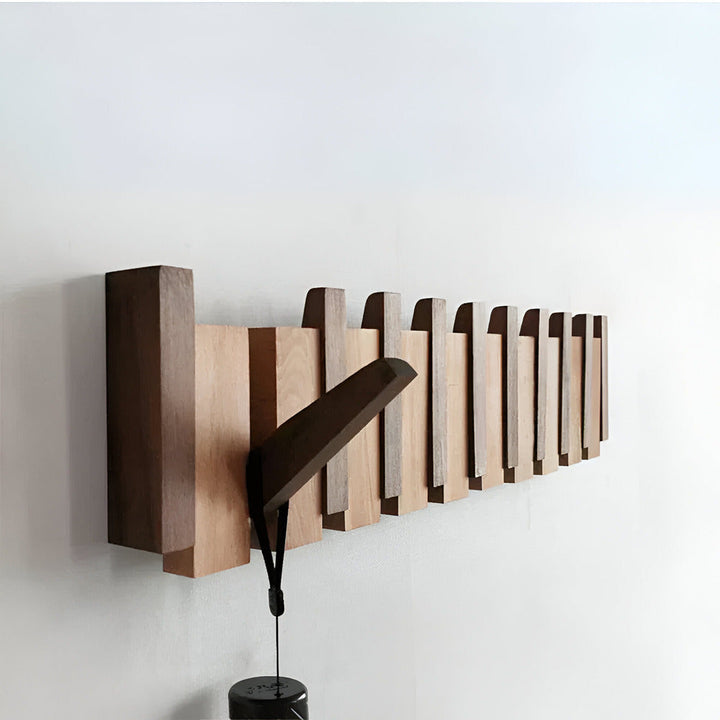 Snygg träklädhängare i svart pianodesign. Elegant och praktisk kroklist för modern inredning i hallen.