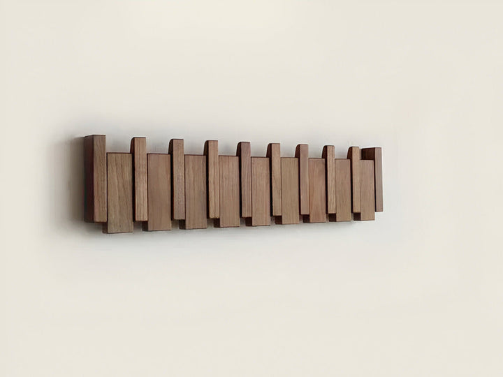 Högkvalitativ hallmöbel: väggkrok i trä med stilren pianodesign. Håll ordning på kläderna enkelt.