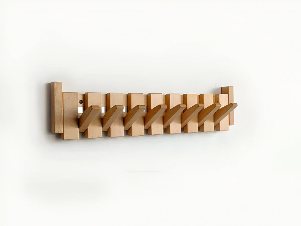 Minimalistisk klädhängare inspirerad av pianotangenter. Elegant väggförvaring som passar modern inredning.