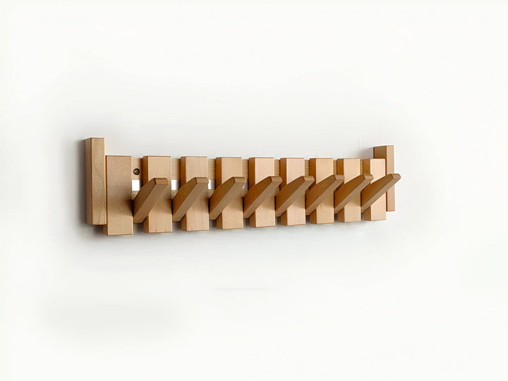 Minimalistisk klädhängare inspirerad av pianotangenter. Elegant väggförvaring som passar modern inredning.