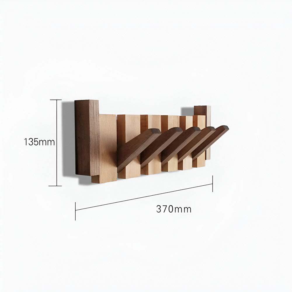 Robust träklädhängare med distinkt pianodesign. En elegant detalj som organiserar din hall effektivt.