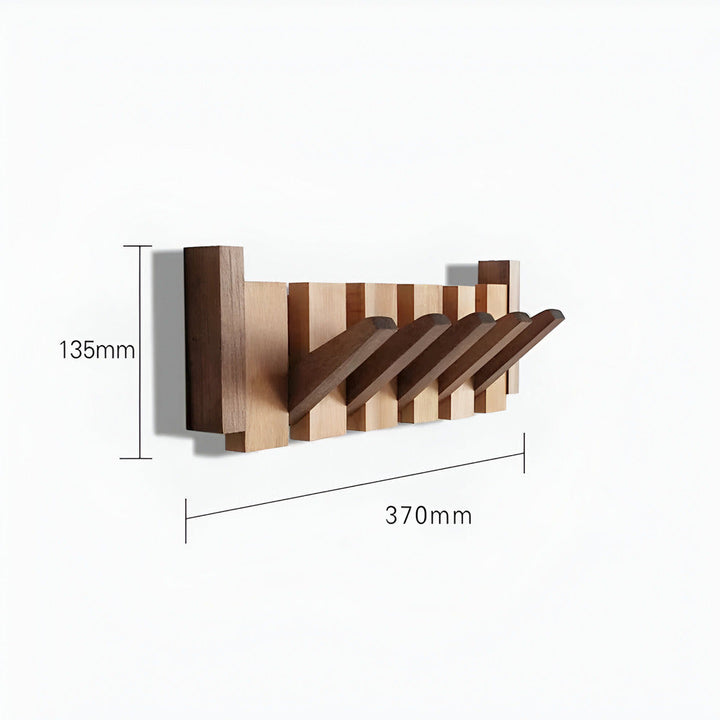 Robust träklädhängare med distinkt pianodesign. En elegant detalj som organiserar din hall effektivt.