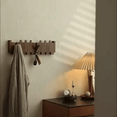Väggdekoration och förvaring i ett: klädhängare i trä med unik piano design för heminredning.