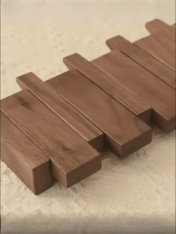 Organiserad entré med stil: klädhängare i trä, piano design. Modern och praktisk hallmöbel.