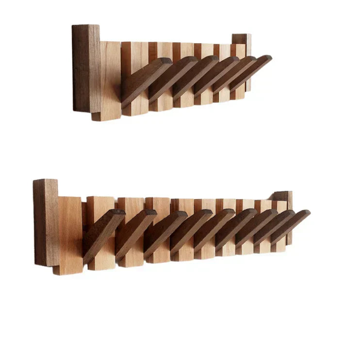 Klädhängare i ljust bokträ med piano design. Elegant och funktionell förvaring för entrén.