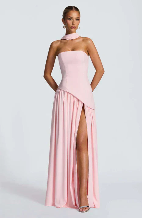 Lång dam maxiklänning med utsvängd kjol, elegant design. Klara festklänning för en sofistikerad look.