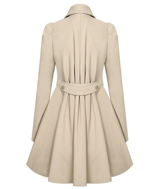 Detaljbild av en kvinnors klassisk trenchcoat, visar det rutiga fodret, slag och knappar, perfekt för höstmode.