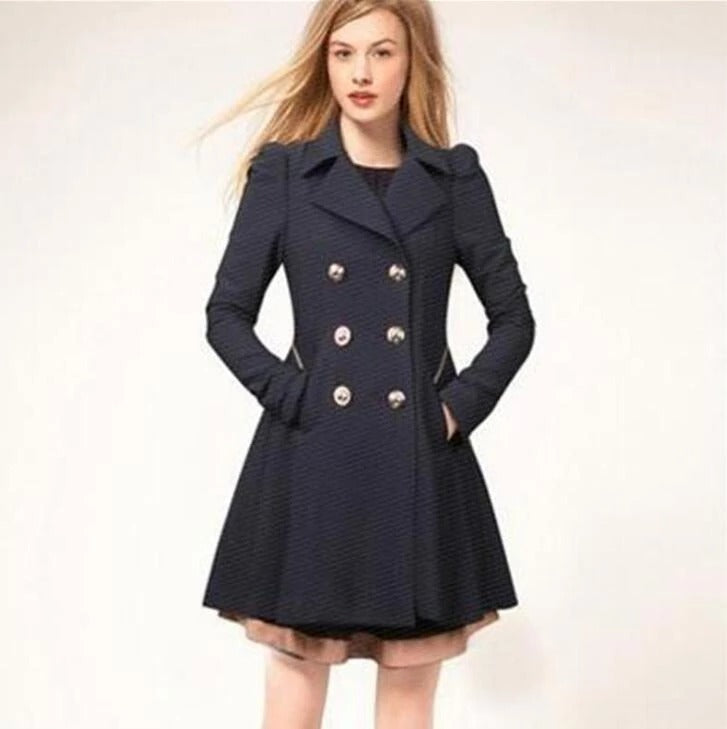 Kvinnlig modell bär en klassisk trenchcoat i beige färg, stylad för en chic vardagslook, ytterplagg.