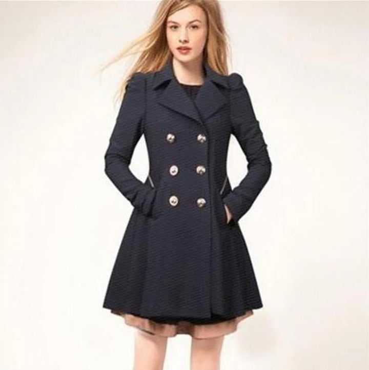 Kvinnlig modell bär en klassisk trenchcoat i beige färg, stylad för en chic vardagslook, ytterplagg.