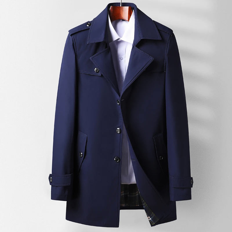 Detaljbild på kragen och knapparna på en brun herr trenchcoat, visar högkvalitativt ytterplagg.