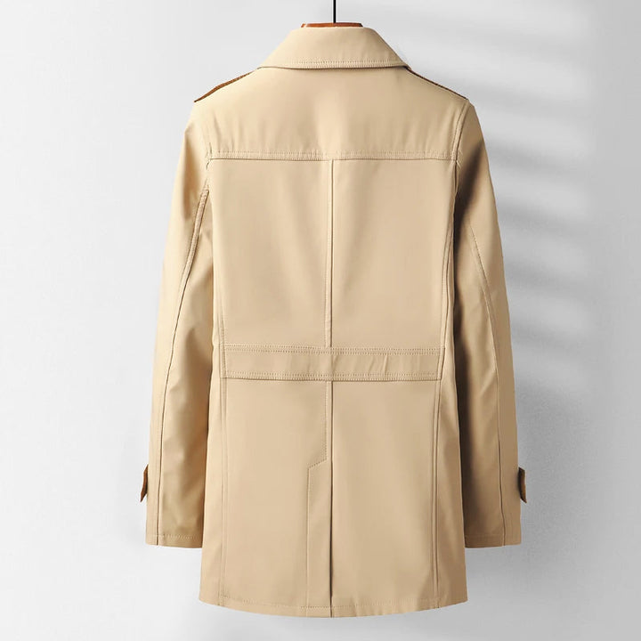 Herr trenchcoat i grått med uppfälld krage och knappar, idealisk för en elegant och modern man.