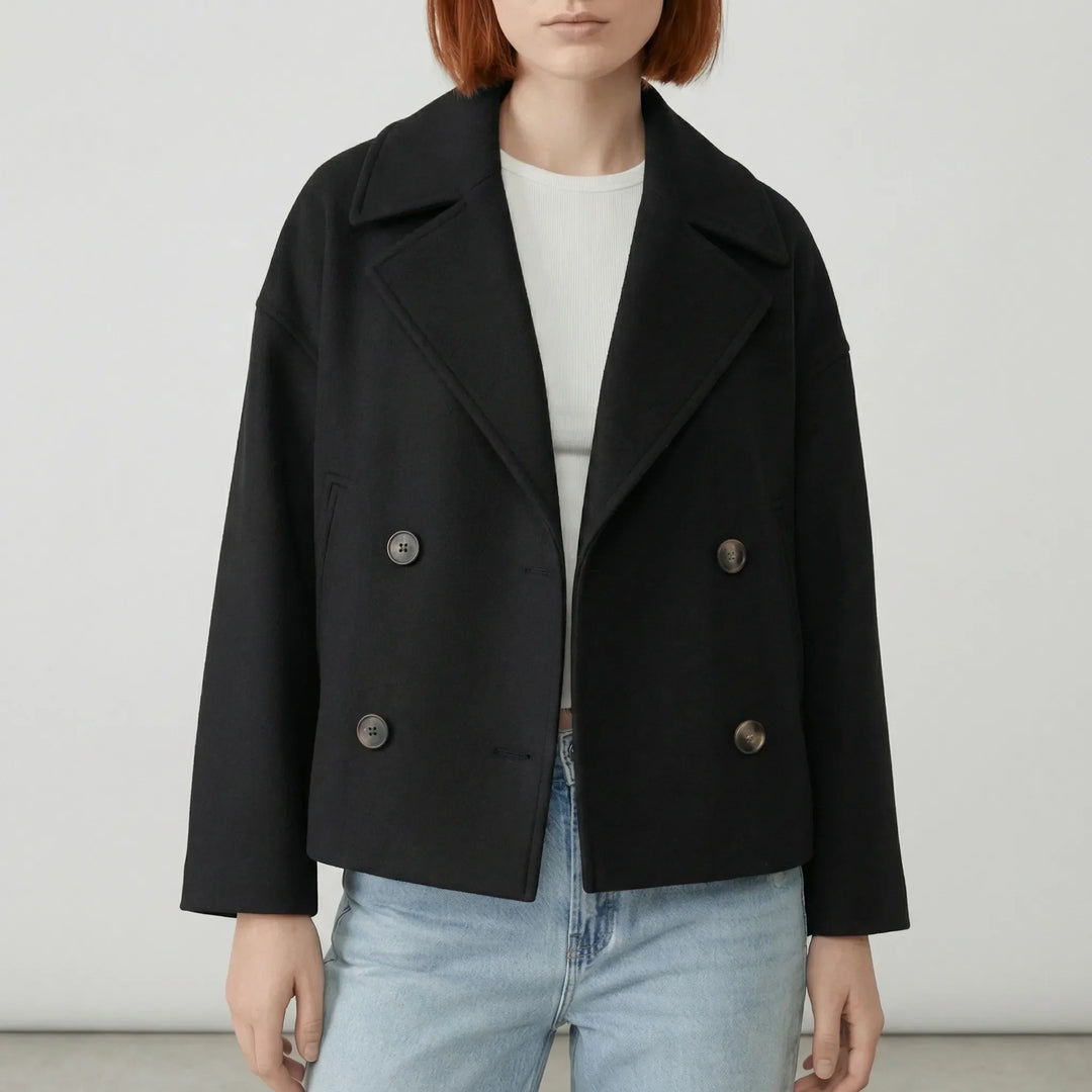 Snygg och figurnära damjacka med dubbelknäppning. Perfekt för en chic vardagsstil.