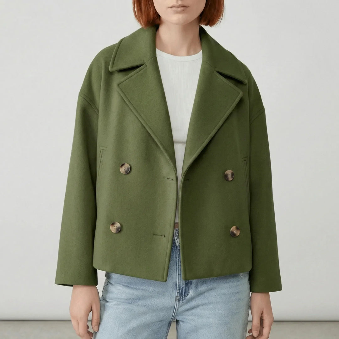Modern kort blazer för kvinnor. Dubbelknäppt design som lyfter din vardagsstil.