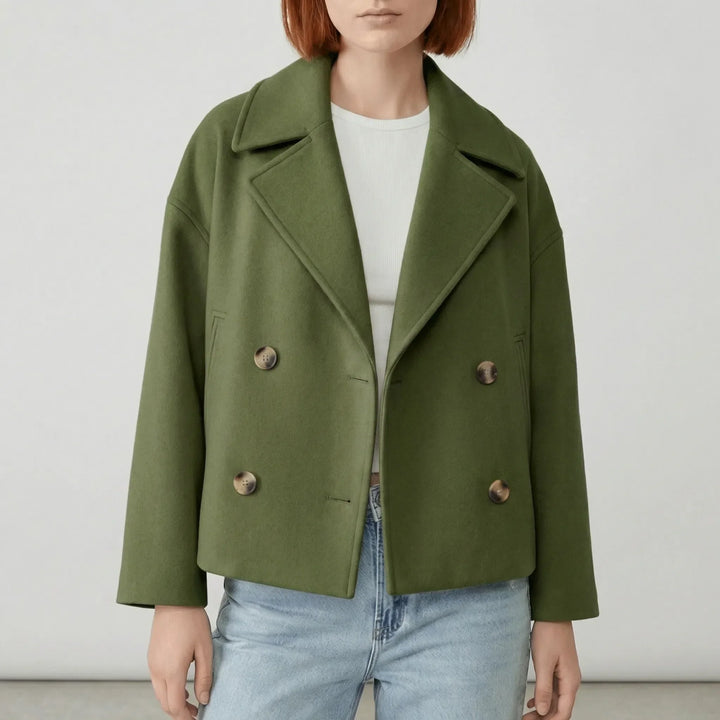 Modern kort blazer för kvinnor. Dubbelknäppt design som lyfter din vardagsstil.