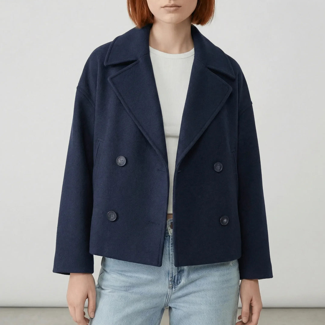 Damjacka med elegant dubbelknäppning. Idealiskt ytterplagg för kontorsmode och snygga outfits.