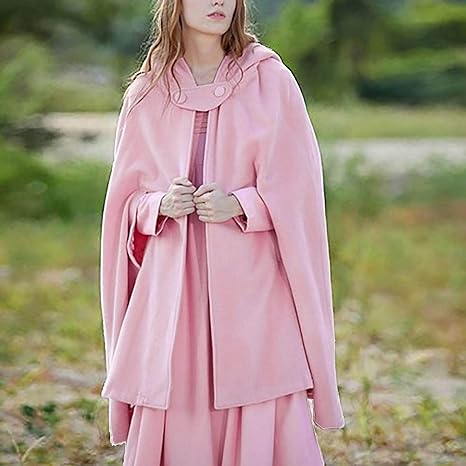 Närbild på den tidlösa designen av en kort damkappa med huva i vintage-stil. Elegant ytterplagg.