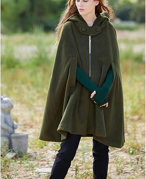 Kvinna poserar i en kort damkappa med huva, vintageinspirerad för en elegant stil. Vintermode.