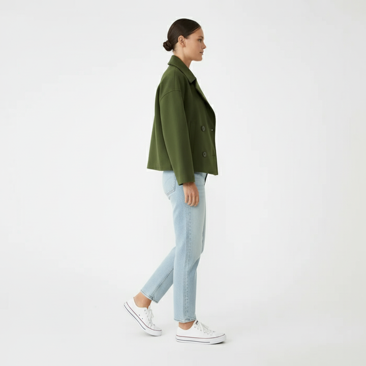 Ryggsida av stilren kort jacka 'Jessica', dubbelknäppt design för kvinnor.