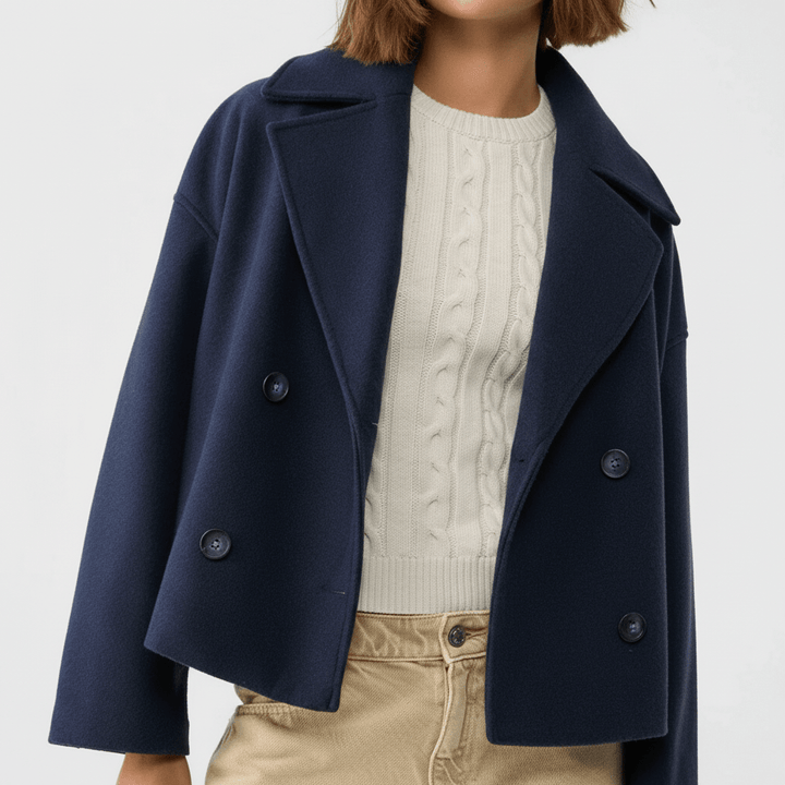 Kort figursydd dubbelknäppt damjacka, perfekt som blazer eller vardagsjacka.