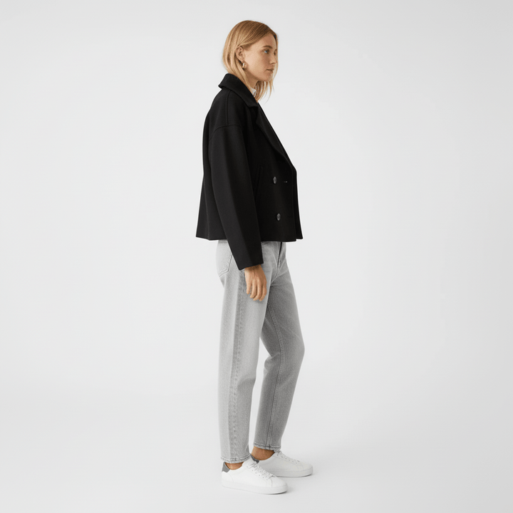 Figurnära kort damjacka 'Jessica' med elegant dubbelknäppt design.