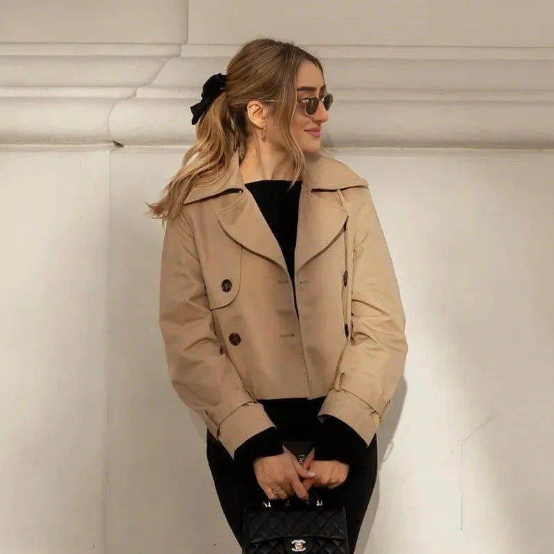 Elegant kort trenchjacka dam, perfekt som stilren övergångsjacka för vår och höst.