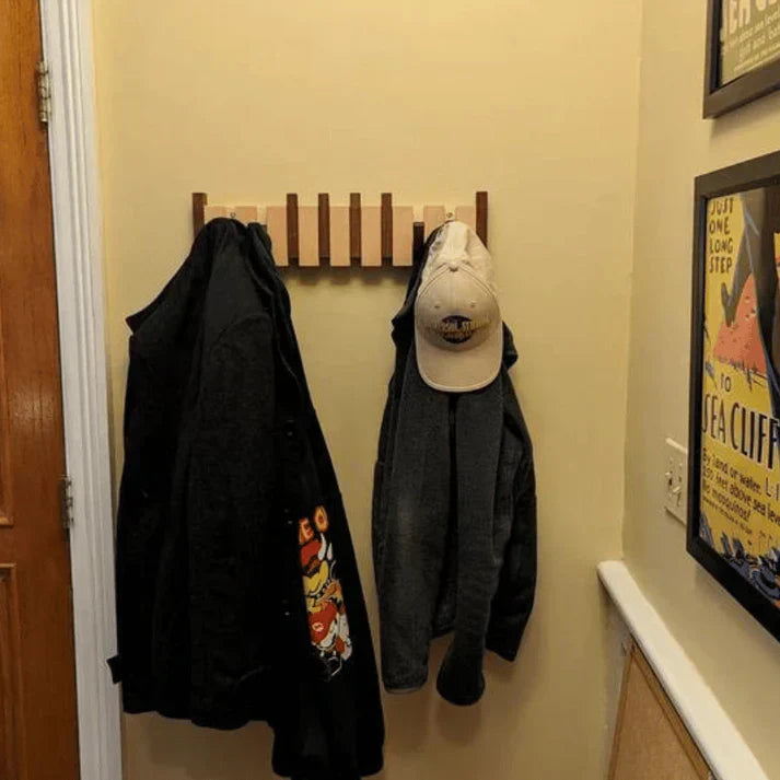 Elegant kroklist i valnötsträ för stilfull hallförvaring och modern heminredning.